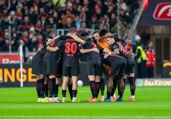 The Bayer Leverkusen team swears in the circle for the match 29 11 2025, Bayer Leverkusen Borussia Dortmund, Football, 1 Bundesliga, GER, Leverkusen, BayArena DFL regulations prohibit any use of photographs as image sequences and or quasi video Copyright: HMBxMedia xMarcoxBader