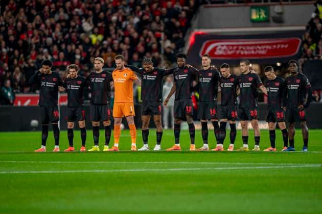 Bayer Leverkusen players commemorate the death of Dieter Herzog with a minutes silence before the match 29 11 2025, Bayer Leverkusen Borussia Dortmund, Football, 1 Bundesliga, GER, Leverkusen, BayArena DFL regulations prohibit any use of photographs as image sequences and or quasi video Copyright: HMBxMedia xMarcoxBader