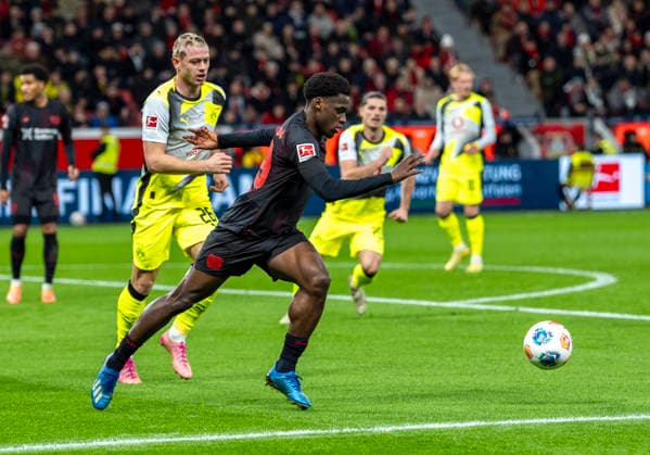 Ernest POKU Bayer 04 Leverkusen, 19 29 11 2025, Bayer Leverkusen Borussia Dortmund, Football, 1 Bundesliga, GER, Leverkusen, BayArena DFL regulations prohibit any use of photographs as image sequences and or quasi video Copyright: HMBxMedia xMarcoxBader