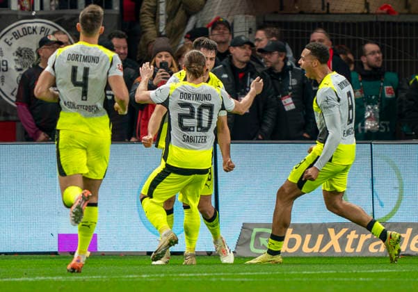 Dortmund celebrating Aaron ANSELMINOs goal Borussia Dortmund, 28 to 0 1 29 11 2025, Bayer Leverkusen Borussia Dortmund, Football, 1 Bundesliga, GER, Leverkusen, BayArena DFL regulations prohibit any use of photographs as image sequences and or quasi video Copyright: HMBxMedia xMarcoxBader