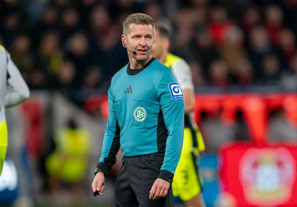 Tobias Welz DFB Referee 29 11 2025, Bayer Leverkusen Borussia Dortmund, Football, 1 Bundesliga, GER, Leverkusen, BayArena DFL regulations prohibit any use of photographs as image sequences and or quasi video Copyright: HMBxMedia xMarcoxBader