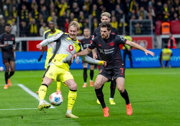 duel between Julian BRANDT Borussia Dortmund, 10 and Jonas HOFMANN Bayer 04 Leverkusen, 7 29 11 2025, Bayer Leverkusen Borussia Dortmund, Football, 1 Bundesliga, GER, Leverkusen, BayArena DFL regulations prohibit any use of photographs as image sequences and or quasi video Copyright: HMBxMedia xMarcoxBader