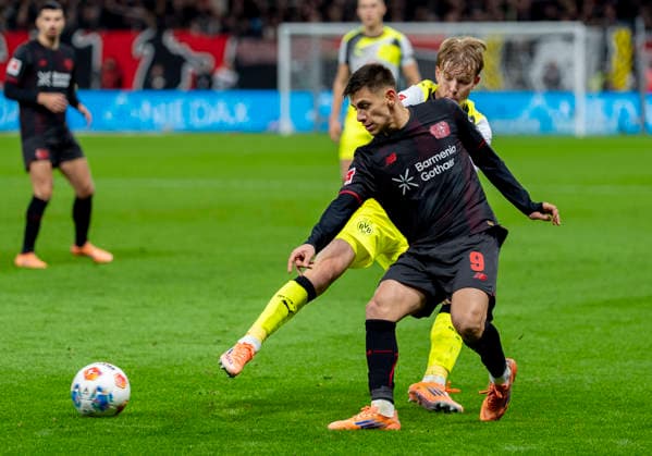 One-on-one fight between Daniel SVENSSON Borussia Dortmund, 24 and Claudio ECHEVERRI Bayer 04 Leverkusen, 9 29 11 2025, Bayer Leverkusen Borussia Dortmund, Football, 1 Bundesliga, GER, Leverkusen, BayArena DFL regulations prohibit any use of photographs as image sequences and or quasi video Copyright: HMBxMedia xMarcoxBader