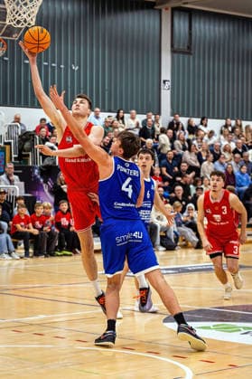 29 11 2025, xovx, Basketball 1 Regionalliga Südwest, Lich Basketball ROTH Energie Gießen Pointers v l Finn Jakob Lich Basketball , Lars Müsse Gießen Pointers , Nejc Tevzic Gießen Pointers , Hanno Kotulla Lich Basketball Lich Dietrich Bonhoeffer Halle Hessen Germany EN