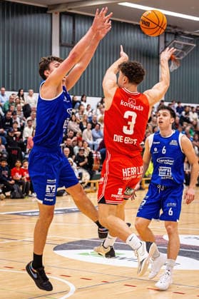 29 11 2025, xovx, Basketball 1 Regionalliga Südwest, Lich Basketball ROTH Energie Gießen Pointers v l Lars Müsse Gießen Pointers , Hanno Kotulla Lich Basketball , Nejc Tevzic Gießen Pointers Lich Dietrich Bonhoeffer Halle Hessen Germany EN
