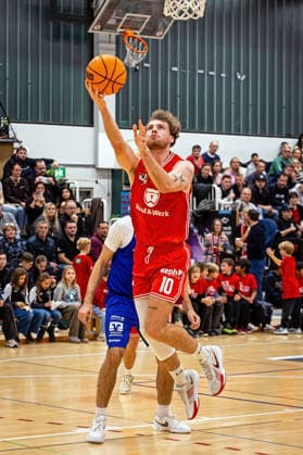 29 11 2025, xovx, Basketball 1 Regionalliga Südwest, Lich Basketball ROTH Energie Gießen Pointers v l Finn Mohl Gießen Pointers , Gregor Gümbel Lich Basketball Lich Dietrich Bonhoeffer Halle Hessen Deutschland DE