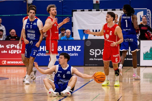 29 11 2025, xovx, Basketball 1 Regionalliga Südwest, Lich Basketball ROTH Energie Gießen Pointers v l Till Wagner Lich Basketball , Finn Mohl Gießen Pointers , Gregor Gümbel Lich Basketball , Nejc Tevzic Gießen Pointers , Orkun Mehmed Lich Basketball , Ezekiel David Crawford Gießen Pointers Lich Dietrich Bonhoeffer Halle Hessen Deutschland DE