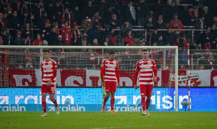 Soccer, Men, Season 2025 2026, 1 Bundesliga 12 Matchday , 1 FC Union Berlin 1 FC Heidenheim, f l Janik Haberer 1 FC Union Berlin , Danilho Doekhi 1 FC Union , Andrej Ilic 1 FC Union Berlin after conceding the goal to 1 2, 29 11 2025, Copyright: xMatthiasxKochx