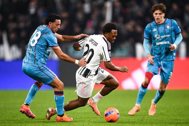 2025-11-29 Juventus FC v Cagliari Calcio - Serie A TURIN, ITALY - NOVEMBER 29: Gabriele Zappa of Cagliari Calcio battles for the ball with Lois Openda of Juventus FC during the Serie A match between Juventus FC and Cagliari Calcio at Allianz Stadium on November 29, 2025 in Turin, Italy. (Photo by Alberto Gandolfo BSR Agency) Turin Italy Content not available for redistribution in The Netherlands directly or indirectly through any third parties. Copyright: xBSRxAgencyx
