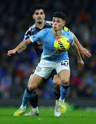 Phil Foden of Manchester City and Pascal Struijk of Leeds United Manchester City v Leeds United, Premier League, Football, Etihad Stadium, Manchester, UK - 29 Nov 2025Manchester Etihad Stadium United Kingdom EDITORIAL USE ONLY No use with unauthorised audio, video, data, fixture lists, club league logos or live services. Online in-match use limited to 120 images, no video emulation. No use in betting, games or single club league player publications. Copyright: xMattxWest Shutterstockx 15941574bc