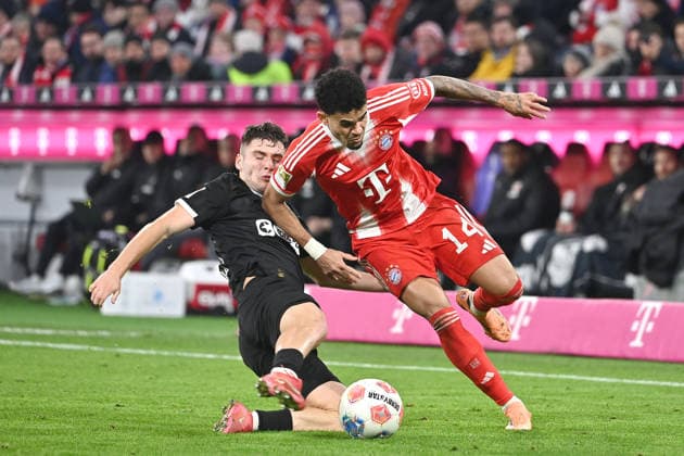 Arkadiusz PYRKA St Pauli , Action,duel against Luis DIAZ Bayern Muenchen ,Graetsche Football 1 Bundesliga Season 2025 2026, 12 Matchday, Matchday12 FC Bayern Muenchen FC St Pauli 3 1 on 29 11 2025 , A L L I A N Z A R E N A