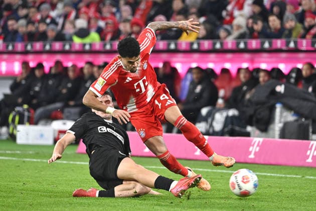 Arkadiusz PYRKA St Pauli , Action,duel against Luis DIAZ Bayern Muenchen ,Graetsche Football 1 Bundesliga Season 2025 2026, 12 Matchday, Matchday12 FC Bayern Muenchen FC St Pauli 3 1 on 29 11 2025 , A L L I A N Z A R E N A