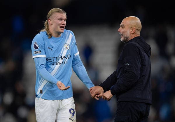 Manchester City v Leeds United - Premier League MANCHESTER, ENGLAND - NOVEMBER 29: Erling Haaland of Manchester City and Pep Guardiola talk after the Premier League match between Manchester City and Leeds United at Etihad Stadium on November 29, 2025 in Manchester, England. Erling Haaland; Pep Guardiola Manchester Etihad Stadium England United Kingdom Copyright: xVisionhausx 776340481