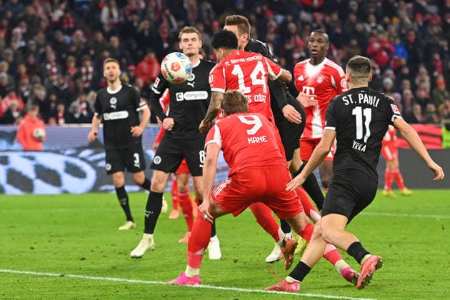 Goal Luis DIAZ Bayern Muenchen to 2 1, Akton,header,re Harry KANE Bayern Muenchen , Arkadiusz PYRKA St Pauli ,penalty area scene Soccer 1 Bundesliga season 2025 2026, 12 Matchday, Matchday12 FC Bayern Muenchen FC St Pauli 3 1 on 29 11 2025 , A L L I A N Z A R E N A