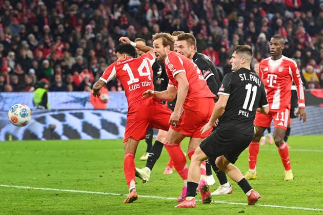 Goal Luis DIAZ Bayern Muenchen to 2 1, Akton,header,re Harry KANE Bayern Muenchen , Arkadiusz PYRKA St Pauli ,penalty area scene Soccer 1 Bundesliga season 2025 2026, 12 Matchday, Matchday12 FC Bayern Muenchen FC St Pauli 3 1 on 29 11 2025 , A L L I A N Z A R E N A