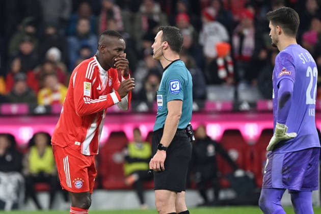 Nicolas JACKSON Bayern Muenchen discusses with referee Felix ZWAYER after goal for 3 1, right goalkeeper Nikola VASILJ St Pauli Football 1 Bundesliga Season 2025 2026, Matchday 12, Matchday 12 FC Bayern Muenchen FC St Pauli 3 1 on 29 11 2025 , A L L I A N Z A R E N A