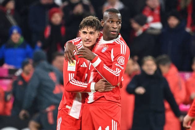 Goal celebration Nicolas JACKSON Bayern Muenchen after scoring 3 1 with Tom BISCHOF Bayern Muenchen , Cheering,Joy,Enthusiasm, Soccer 1 Bundesliga Season 2025 2026, Matchday 12, Matchday 12 FC Bayern Muenchen FC St Pauli 3 1 on 29 11 2025 , A L L I A N Z A R E N A