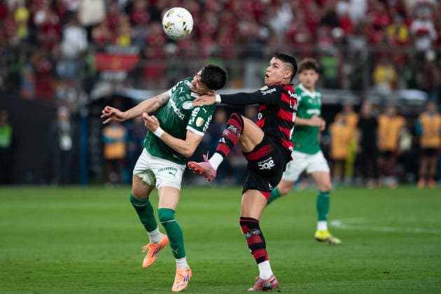 LIMA, PERU - NOVEMBER 29: Joaquin Piquerez of Palmeiras (L) and Luiz Araujo of Flamengo (R) fight for possession during the Copa CONMEBOL Libertadores Final between Palmeiras and Flamengo at Monumental U Stadium, Lima, Peru.(Riquelve Nata Sports Press Photo) Copyright: xRiquelvexNata SPPx Sportspressphoto_SPR67543