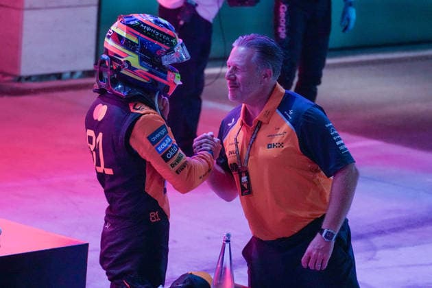 MOTORI - Formula 1 - Qatar Grand Prix 2025 - Sprint Race (L) Oscar Piastri (AUS) - McLaren Formula 1 Team - McLaren MCL39 - Mercedes (R) Zak Brown (USA) - CEO McLaren Racing during the Sprint Race of the Formula 1 Qatar Airways Qatar Grand Prix 2025 at Losail International Circuit, ahead of Round 23 of 24 of the 2025 FIA Formula One World Championship, WM, Weltmeisterschaft (November 28-30, 2025). Qatar Qatar  Copyright: xIPAxSport ABACAx