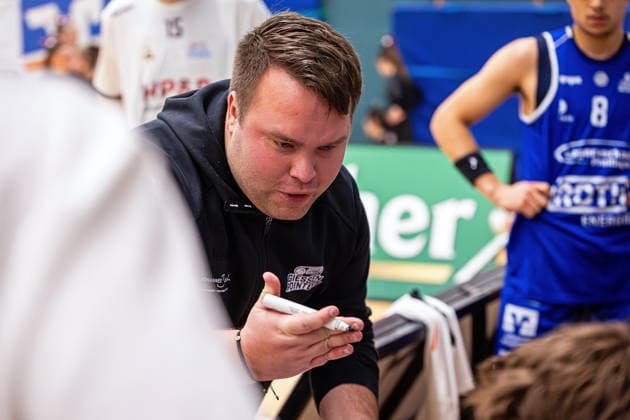 29 11 2025, xovx, Basketball 1 Regionalliga Südwest, Lich Basketball ROTH Energie Gießen Pointers Coach Tobias Bender Gießen Pointers Lich Dietrich Bonhoeffer Halle Hessen Germany EN
