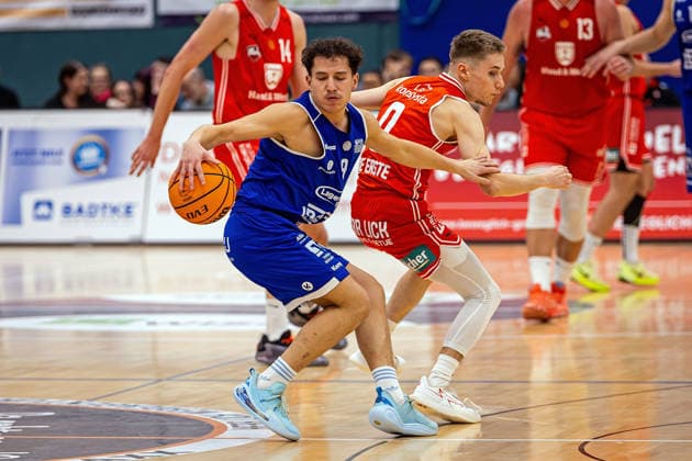 29 11 2025, xovx, Basketball 1 Regionalliga Südwest, Lich Basketball ROTH Energie Gießen Pointers v l Eren Yildiz Gießen Pointers , Carl Chromik Lich Basketball Lich Dietrich Bonhoeffer Halle Hessen Germany EN