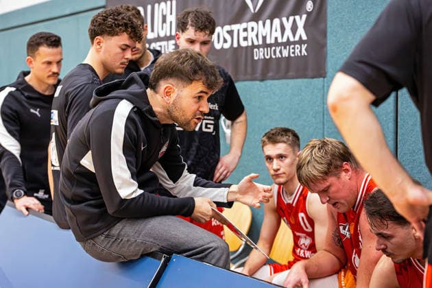 29 11 2025, xovx, Basketball 1 Regionalliga Südwest, Lich Basketball ROTH Energie Gießen Pointers Coach Lucas Nasev Lich Basketball Lich Dietrich Bonhoeffer Halle Hessen Germany EN