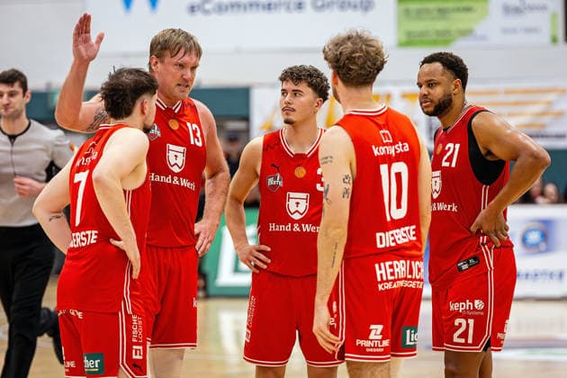 29 11 2025, xovx, Basketball 1 Regionalliga Südwest, Lich Basketball ROTH Energie Gießen Pointers v l Fritz Rostek Lich Basketball , Johannes Lischka Lich Basketball , Hanno Kotulla Lich Basketball , Gregor Gümbel Lich Basketball , David Amaize Lich Basketball Lich Dietrich Bonhoeffer Halle Hessen Germany EN