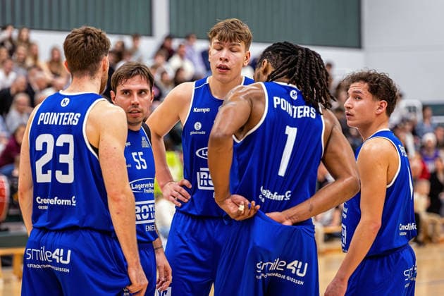 29 11 2025, xovx, Basketball 1 Regionalliga Südwest, Lich Basketball ROTH Energie Gießen Pointers v l Oscar Wolter Gießen Pointers , Matej Kljaic Gießen Pointers , Kai Müsse Gießen Pointers , Ezekiel David Crawford Gießen Pointers m Eren Yildiz Gießen Pointers Lich Dietrich Bonhoeffer Halle Hessen Germany EN
