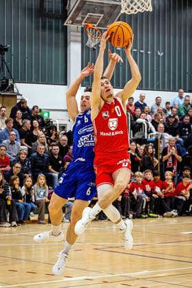 29 11 2025, xovx, Basketball 1 Regionalliga Südwest, Lich Basketball ROTH Energie Gießen Pointers v l Nejc Tevzic Gießen Pointers , Carl Chromik Lich Basketball Lich Dietrich Bonhoeffer Halle Hessen Germany EN