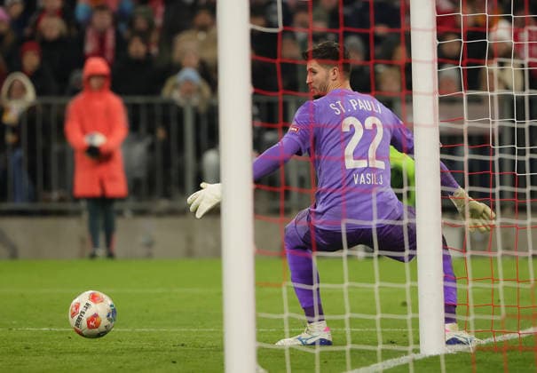 29 11 2025,1 Bundesliga, FC Bayern Muenchen vs St Pauli, Allianz Arena Muenchen, Soccer, Sport, in the picture Nikola Vasilj St Pauli