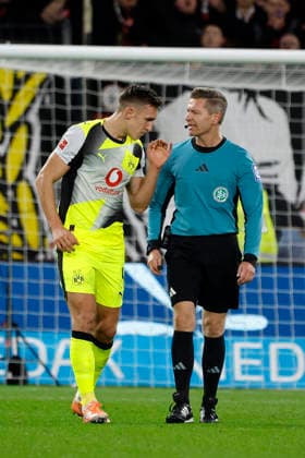 Leverkusen, Germany, 1 Soccer Bundesliga 12 Matchday Season 2025 26 Bayer 04 Leverkusen Borussia Dortmund 1 2 on 29 11 2025 at Bay Arena in Leverkusen Nils SCHLOTTERBECK BVB left discusses with referee Tobias WELZ right