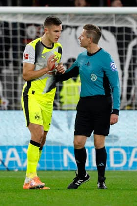Leverkusen, Germany, 1 Soccer Bundesliga 12 Matchday Season 2025 26 Bayer 04 Leverkusen Borussia Dortmund 1 2 on 29 11 2025 at Bay Arena in Leverkusen Nils SCHLOTTERBECK BVB left discusses with referee Tobias WELZ right