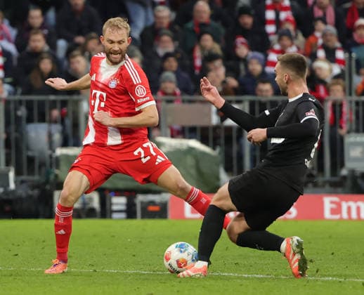 29 11 2025,1 Bundesliga, FC Bayern Muenchen vs St Pauli, Allianz Arena Muenchen, Soccer, Sports, in the picture Konrad Laimer FC Bayern Muenchen vs Karol Mets St Pauli