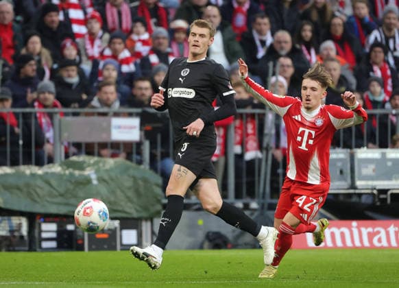 29 11 2025,1 Bundesliga, FC Bayern Muenchen vs St Pauli, Allianz Arena Muenchen, Soccer, Sports, in the picture Hauke Wahl St Pauli vs Lennart Karl FC Bayern Muenchen