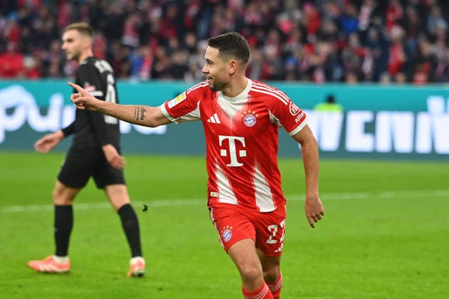 Goal celebration Raphael GUERREIRO Bayern Muenchen after goal to 1 1,jubilation,joy,enthusiasm,action Football 1 Bundesliga Season 2025 2026, 12 Matchday, Matchday12 FC Bayern Muenchen FC St Pauli 3 1 on 29 11 2025 , A L L I A N Z A R E N A