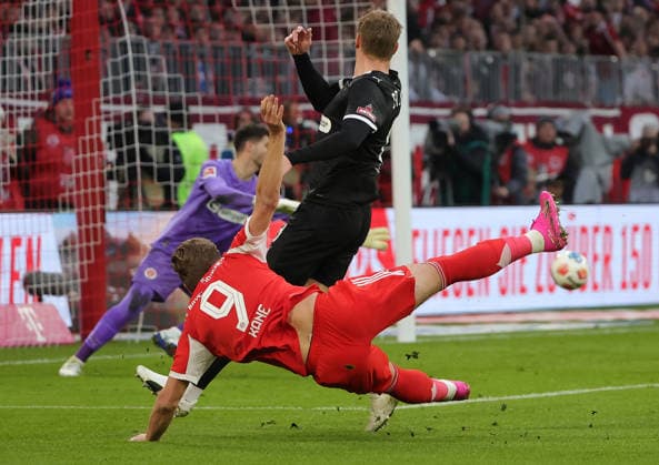 29 11 2025,1 Bundesliga, FC Bayern Muenchen vs St Pauli, Allianz Arena Muenchen, Soccer, Sports, in picture Harry Kane FC Bayern Muenchen vs Eric Smith St Pauli , Nikola Vasilj St Pauli