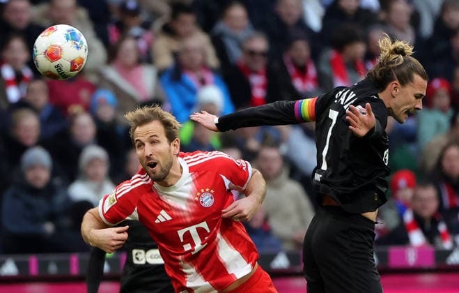 29 11 2025,1 Bundesliga, FC Bayern Muenchen vs St Pauli, Allianz Arena Muenchen, Soccer, Sports, in picture Harry Kane FC Bayern Muenchen vs Jackson Irvine St Pauli