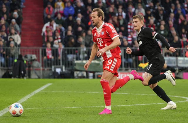 29 11 2025,1 Bundesliga, FC Bayern Muenchen vs St Pauli, Allianz Arena Muenchen, Soccer, Sports, in the picture Harry Kane FC Bayern Muenchen past Eric Smith St Pauli