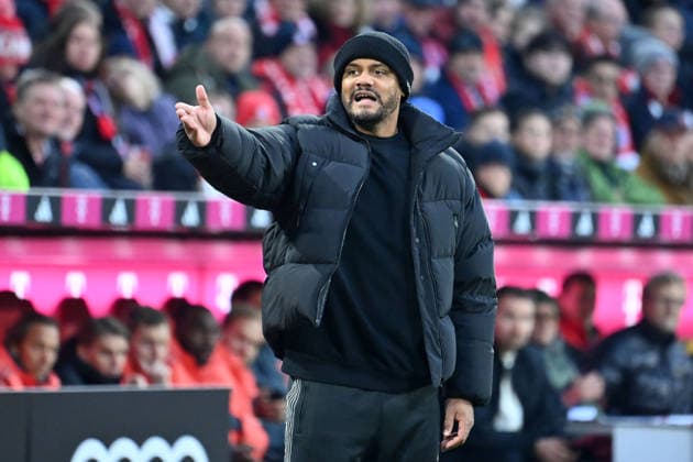 Coach Vincent KOMPANY Bayern Muenchen , gestures,gives instructions, single image,cropped single motif,half figure,half figure Football 1 Bundesliga Season 2025 2026, 12 Matchday, Matchday12 FC Bayern Muenchen FC St Pauli 3 1 on 29 11 2025 , A L L I A N Z A R E N A