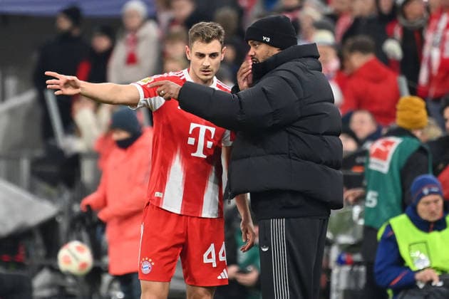 Coach Vincent KOMPANY Bayern Muenchen with Josip STANISIC Bayern Muenchen , gestures, gives instructions Football 1 Bundesliga Season 2025 2026, Matchday 12, Matchday 12 FC Bayern Muenchen FC St Pauli 3 1 on 29 11 2025 , A L L I A N Z A R E N A