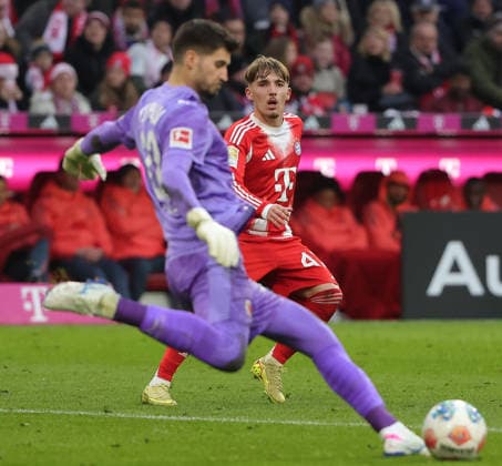 29 11 2025,1 Bundesliga, FC Bayern Muenchen vs St Pauli, Allianz Arena Muenchen, Soccer, Sports, in the picture Nikola Vasilj St Pauli vs Lennart Karl FC Bayern Muenchen