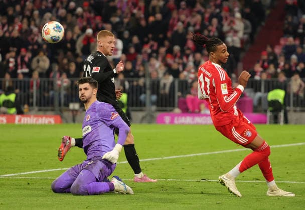 29 11 2025,1 Bundesliga, FC Bayern Muenchen vs St Pauli, Allianz Arena Muenchen, Soccer, Sports, in picture Lars Ritzka St Pauli , Nikola Vasilj St Pauli stop Michael Olise FC Bayern Muenchen
