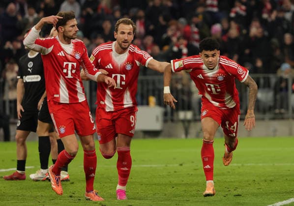 29 11 2025,1 Bundesliga, FC Bayern Muenchen vs St Pauli, Allianz Arena Muenchen, Soccer, Sports, in the picture Leon Goretzka FC Bayern Muenchen , Harry Kane FC Bayern Muenchen and Luis Diaz FC Bayern Muenchen cheer to 2 1
