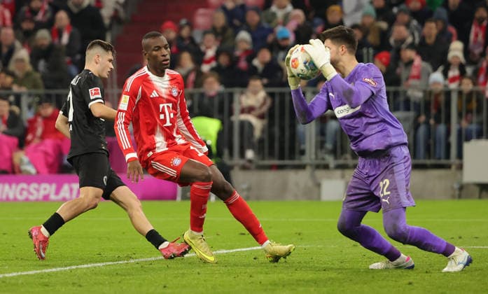 29 11 2025,1 Bundesliga, FC Bayern Muenchen vs St Pauli, Allianz Arena Muenchen, Soccer, Sports, in the picture Arkadiusz Pyrka St Pauli , Nicolas Jackson FC Bayern Muenchen and Nikola Vasilj St Pauli