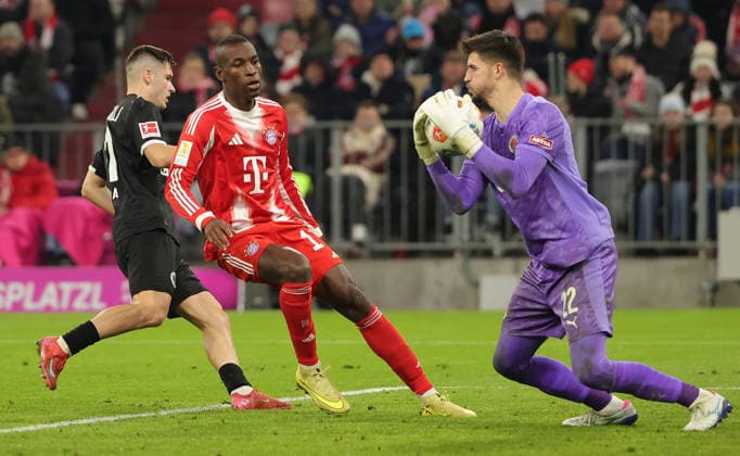29 11 2025,1 Bundesliga, FC Bayern Muenchen vs St Pauli, Allianz Arena Muenchen, Soccer, Sports, in the picture Arkadiusz Pyrka St Pauli , Nicolas Jackson FC Bayern Muenchen and Nikola Vasilj St Pauli