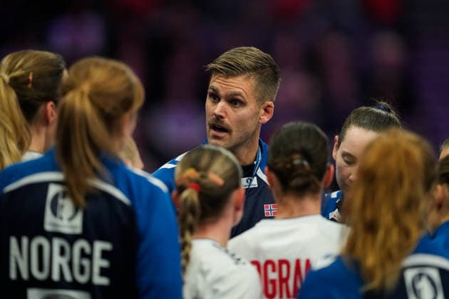 Women s Handball World Championship 2025 Kazakhstan Norway Trier, Germany 20251129 Coach Joar Gjerde during the group stage match in the Women s Handball World Championship between Kazakhstan and Norway in the SWT Arena Photo Beate Oma Dahle NTB Trier Germany EDITORIAL USE ONLY RESTRICTED USE FOR BETTING COMPANIES  Copyright: xBeatexOmaxDahlex xNTBx