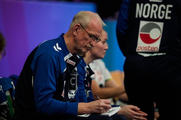 Women s Handball World Championship 2025 Kazakhstan Norway Trier, Germany 20251129 Goalkeeping coach Mats Olsson during the group stage match in the Women s Handball World Championship between Kazakhstan and Norway in the SWT Arena Photo Beate Oma Dahle NTB Trier Germany EDITORIAL USE ONLY RESTRICTED USE FOR BETTING COMPANIES  Copyright: xBeatexOmaxDahlex xNTBx
