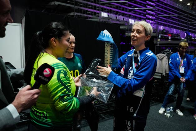 Women s Handball World Championship 2025 Kazakhstan Norway Trier, Germany 20251129 Norway goalkeeper Katrine Lunde receives a gift from the players from Kazakhstan after the group stage match in the Women s Handball World Championship between Kazakhstan and Norway in the SWT Arena Photo Beate Oma Dahle NTB Trier Germany EDITORIAL USE ONLY RESTRICTED USE FOR BETTING COMPANIES  Copyright: xBeatexOmaxDahlex xNTBx