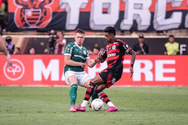 Palmeiras v Flamengo: Final Copa CONMEBOL Libertadores 2025 LIMA,PERU - NOVEMBER 29: Bruno Henrique of Flamengo fights for the ball with Bruno Fuchs of Palmeiras during the Final Copa CONMEBOL Libertadores 2025 match between Palmeiras and Flamengo at Monumental U Stadium on November 29, 2025, in Lima,Peru. (Photo by Guilherme Veiga PxImages) Sao Paulo Monumental U Stadium Lima Peru Copyright: xGuilhermexVeigax