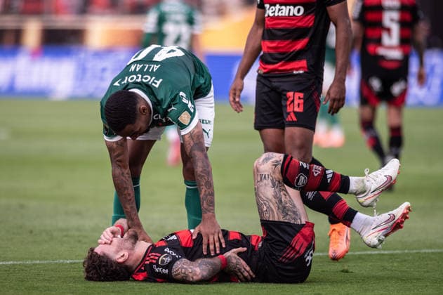 Palmeiras v Flamengo: Final Copa CONMEBOL Libertadores 2025 LIMA,PERU - NOVEMBER 29: Allan of Palmeiras helps LÃ o Pereira of Flamengo after a fault during The Final Copa CONMEBOL Libertadores 2025 match between Palmeiras and Flamengo at Monumental U Stadium on November 29, 2025, in Lima,Peru. (Photo by Guilherme Veiga PxImages) Sao Paulo Monumental U Stadium Lima Peru Copyright: xGuilhermexVeigax